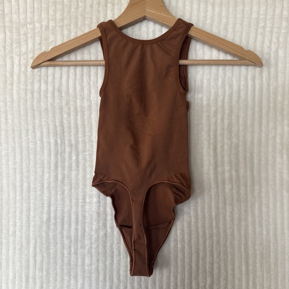 SKIMS Seamless Sculpt Scoop Neck Thong Body Suit Size XS Jasper Brown NWOT $70 - Picture 3 of 7